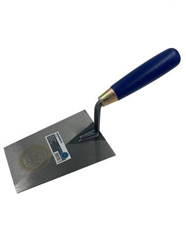 Eine Maurerkelle mit einem rechteckigen Metallblatt und einem blauen Griff, verwendet zum Verstreichen von Zement oder Putz.