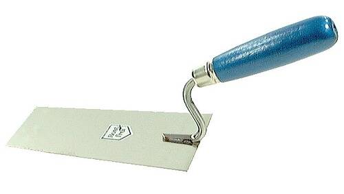 Eine Farbwalze mit blauem Griff mit einer flachen, rechteckigen Metallfläche, die zum Verteilen von Gips oder Spachtelmasse auf Wänden verwendet wird.