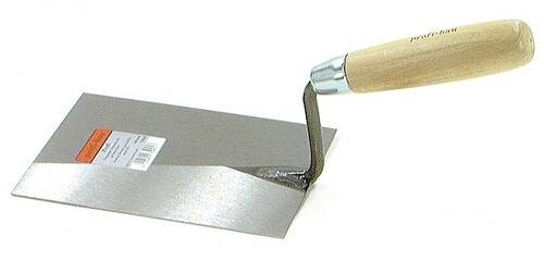 Eine Handkelle mit hölzernem Griff und flacher Metallklinge, die zum Glätten oder Auftragen von Material auf Oberflächen verwendet wird.