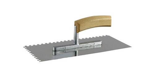 Eine Zahnkelle aus Metall mit Holzgriff, verwendet zum Auftragen von Klebstoff oder Mörtel.