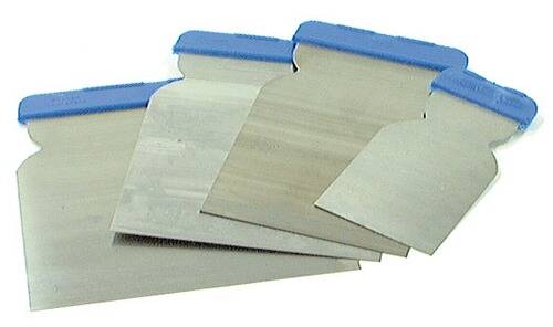 Metallspachtel mit blauen Griffen, die übereinander gestapelt sind.