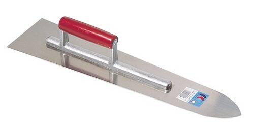 Ein Metallglätter in Stierform mit rotem Griff, das zum Glätten von Betonoberflächen verwendet wird.