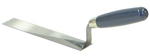 Ein Nahaufnahmebild eines Meißels, der Farbe von einer ebenen Oberfläche entfernt, das eine Methode zur Farbentfernung in der Holzbearbeitung oder Hausrenovierung veranschaulicht.