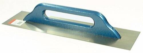 Eine Nahaufnahme eines blauen Metallschlitzes mit einer rechteckigen Öffnung, möglicherweise Teil eines Werkzeugs oder einer Maschine, vor einem weißen Hintergrund.