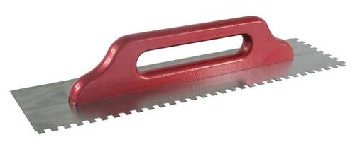 Ein roter Sägengriff mit einer gezackten Metallklinge, die zum Greifen und zum Durchschneiden von Materialien entwickelt wurde.