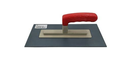 Ein rechteckiger Metallspachtel mit rotem Kunststoffgriff wird gezeigt. Er wird zum Glätten von Oberflächen bei Bau- und Verputzarbeiten verwendet.