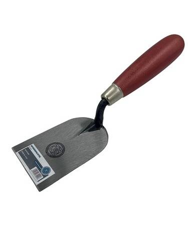 Eine kleine Handschaufel mit rotem Griff und Metallblatt, mit Herstellungsdetails und einem Logo auf dem Blatt.