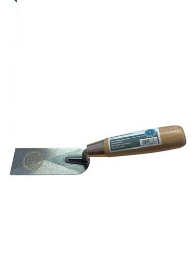 Eine Kelle mit Holzgriff und Metallblatt, mit einem Logo auf dem Blatt und einem Etikett mit Produktdetails am Griff.