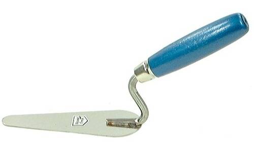 Ein Metallspachtel mit blauem Griff, typischerweise verwendet für Garten- oder Verputzarbeiten.
