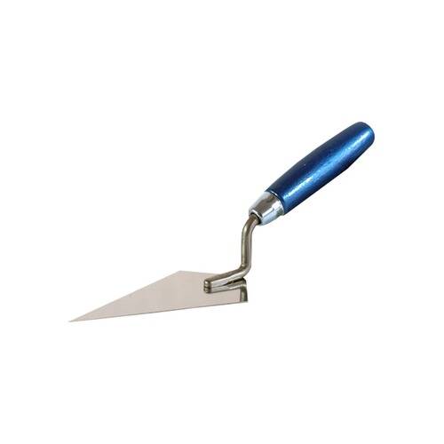 Eine dreieckige Metallkelle mit blauem Griff, die zum Verteilen oder Glätten von Putz, Beton oder Mörtel bei Bauarbeiten verwendet wird.