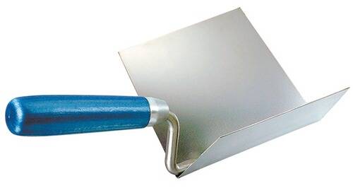 Eine Kelle mit blauem Griff und quadratischer Edelstahlklinge, die zum Glätten oder Ebnen von Oberflächen verwendet wird.