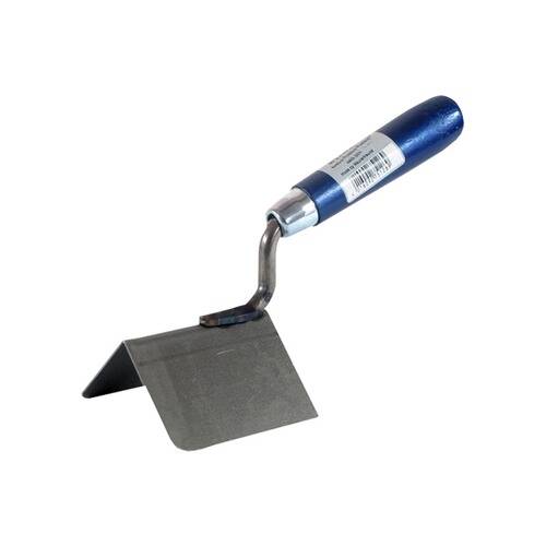 Ein Metallmauererkelle mit blauem Griff ist zum Gebrauch angewinkelt und zeigt ihre flache, spitze Klinge, die zum Verteilen und Formen von Mörtel ausgelegt ist.