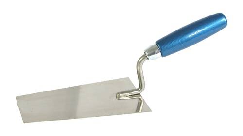 Ein Metallspachtel mit blauem Griff, entwickelt zum Glätten und Verteilen von Materialien wie Zement, vor weißem Hintergrund dargestellt.