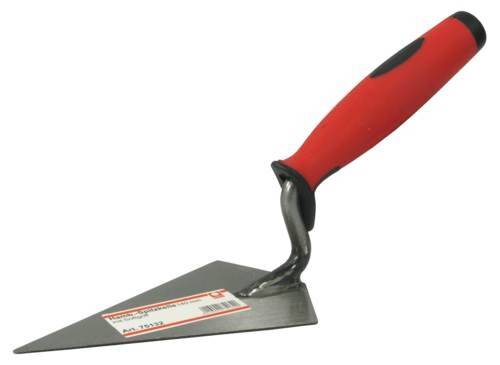 Eine Handkelle mit rotem Griff und dreieckiger Metallklinge, verwendet für Garten- und Maurerarbeiten.