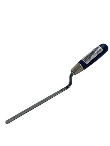 Ein flaches Spachtelmes mit schwarzem Griff und geradem Metallblatt, das zum Verstreichen oder Glätten von Materialien verwendet wird.