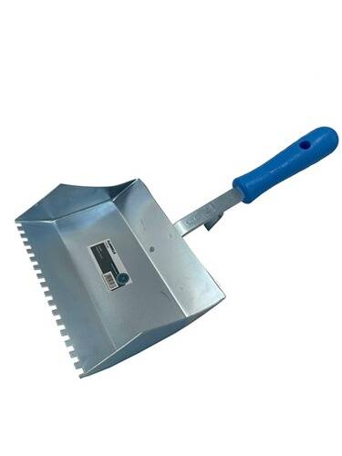 Ein Metallkamm mit blauem Griff, der zum gleichmäßigen Verteilen von Materialien wie Fliesenkleber verwendet wird. Er verfügt über eine gezackte Kante.