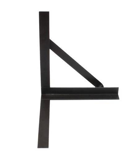 Schwarze Metallkonsole mit rechtwinkliger Strebe und diagonaler Abstützung, wahrscheinlich zur Unterstützung von Regalen oder ähnlichen Konstruktionen.