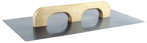 Ein hölzerner Griff, der an einer flachen, metallischen Klinge mit gewelltem Rand befestigt ist, zeigt einen Teil eines Holzbearbeitungs- oder Schneidewerkzeugs.