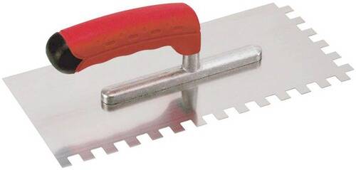 Ein gezahnter Spatel mit rotem Griff, entwickelt zum Auftragen von Klebstoff oder Mörtel. Die Klinge aus Edelstahl weist quadratische Zähne auf.