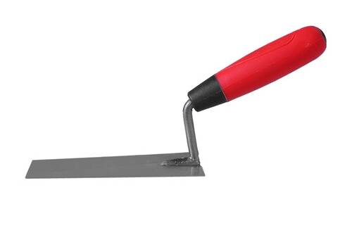 Ein Metallspachtel mit rotem Griff zum Glätten oder Auftragen von Materialien wie Zement oder Putz.