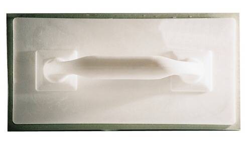 Eine Nahaufnahme einer hellfarbigen Fiberglass-Form mit einer glatten, länglichen Vertiefung in der Mitte, die auf einen industriellen oder Herstellungskontext hindeutet.