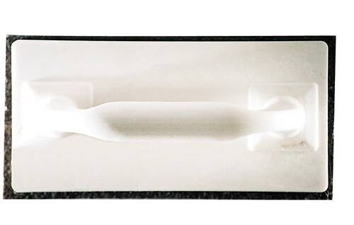 Eine Nahaufnahme eines weißen Schubladegriffs vor einem einfachen Hintergrund.