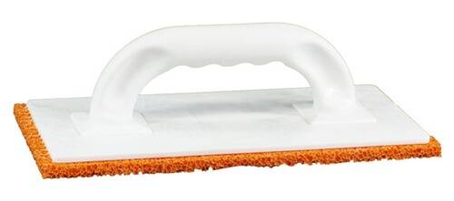 Eine weiße tragbare Scheuerbürste mit einem orangefarbenen Borsten-Pad zum Reinigen von Oberflächen.