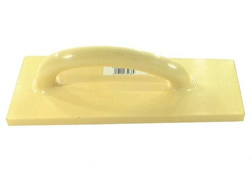 Ein beiger Handschliff mit Griff, verwendet zum Glätten von Putz- oder Betonoberflächen.