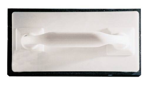 Ein glattes, längliches, weißes Objekt ist gegen einen neutralen Hintergrund zentriert, flankiert von schwarzen Rändern oben und unten.