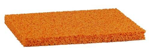 Ein oranger Schwamm mit poröser Struktur, gezeigt auf weißem Hintergrund, typischerweise zum Reinigen von Oberflächen verwendet.