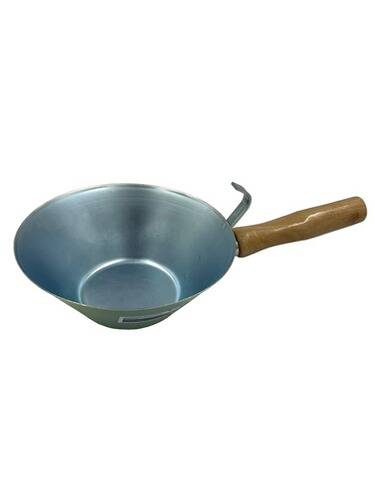 Ein Metallwok mit Holzgriff.