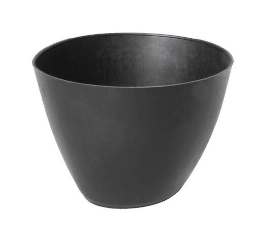 Ein schwarzer Kunststoff-Blumentopf mit glatter Oberfläche, oben leicht verbreitert, typischerweise für Pflanzen im Freien oder Innenbereich verwendet.