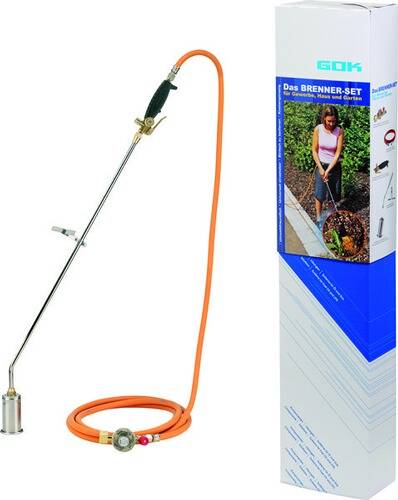 Ein Unkrautvernichter mit orangem Schlauch und Metalldüse neben einer Produktbox mit einem Bild einer Person, die das Werkzeug in einem Garten verwendet.