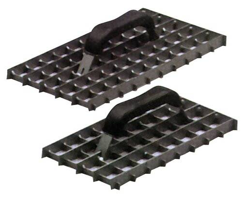 Zwei schwarze Waffeleisen mit Griffen, offen, um Gittermuster zum Backen von Waffeln zu zeigen.