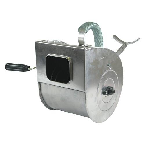 Ein Metallgerät mit Griff und Kurbel, das zum Rösten von Kastanien verwendet wird.