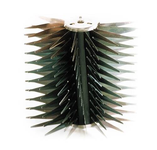 Ein zylindrisches Metallobjekt mit Reihen scharfer, spitzer Klingen, die sich von oben nach unten spiralförmig winden und einem Rotationswerkzeug oder einer Industriekomponente ähneln.