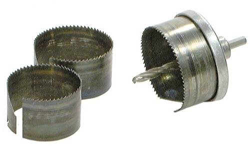 Metallisches Lochsägen-Set in verschiedenen Größen mit scharfen, gezahnten Kanten zum Schneiden von runden Löchern in Materialien wie Holz oder Metall.