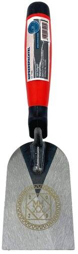 Ein Nahaufnahmebild eines Pizzaschneiders mit rotem Griff und einer silbernen Rundklinge, die zum leichten Durchschneiden von Pizza entwickelt wurde.