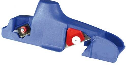 Eine Nahaufnahme eines blauen Kunststoffgriffs mit einem rot-weißen Sicherheitsverriegelungsmechanismus, wahrscheinlich Teil eines Werkzeugs oder einer Ausrüstung.