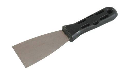 Ein Metallspachtel mit einer flachen, breiten Klinge und einem schwarzen ergonomischen Griff, verwendet zum Verstreichen oder Heben von Lebensmitteln.