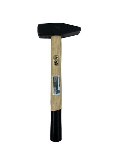 Ein Hammer mit hölzernem Griff und schwarzem Metallkopf, geeignet für allgemeine Zimmerarbeiten und Bauaufgaben.