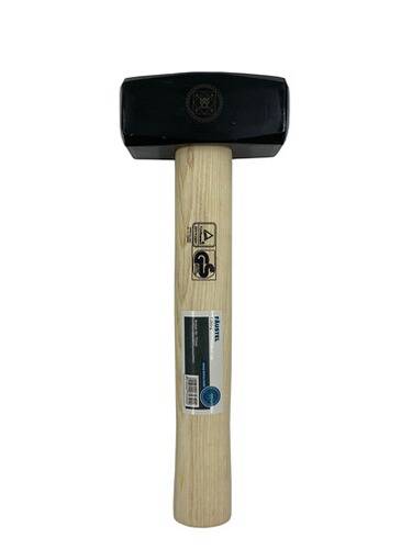 Ein Vorschlaghammer mit einem Holzgriff und einem schwarzen Metallkopf, mit verschiedenen Zertifizierungsetiketten und einem Barcode auf dem Griff.
