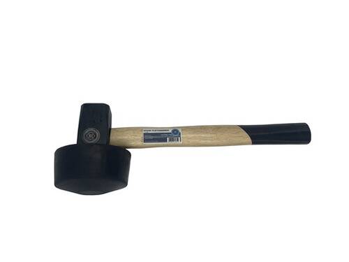 Ein Vorschlaghammer mit hölzernem Griff und schwarzem Metallkopf, horizontal liegend. Der Griff hat ein Etikett mit Text in der Nähe des Kopfes.