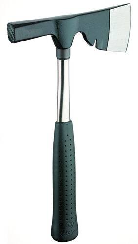 Ein Nahaufnahmebild eines Metallhammers mit schwarzem Gummigriffgriff, der aufrecht steht und sein ergonomisches Design zur Schau stellt.