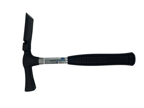 Ein Feldhammer mit schwarzem Griff und metallischem Schaft wird horizontal gegen einen einfachen Hintergrund angezeigt.