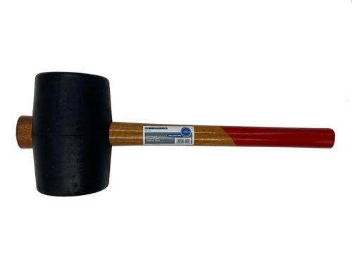 Ein Gummihammer mit schwarzem Kopf und rotem Griff, horizontal auf weißem Hintergrund dargestellt.