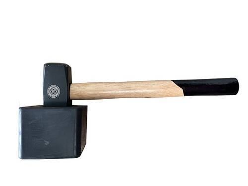 Ein schwarzer Vorschlaghammer mit Holzstiel, horizontal gegen einen weißen Hintergrund positioniert.