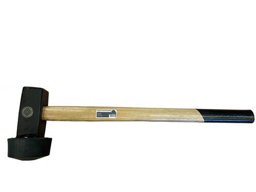 Ein Vorschlaghammer mit Holzstiel und schwarzem Metallkopf, horizontal gegen einen weißen Hintergrund positioniert.