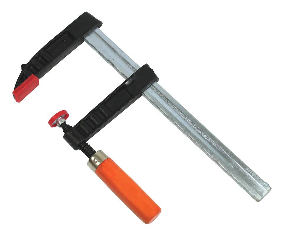 Eine C-Klemme mit orangefarbenem Griff und roter Spitze, die in der Holz- oder Metallverarbeitung verwendet wird, um Objekte sicher an Ort und Stelle zu halten.