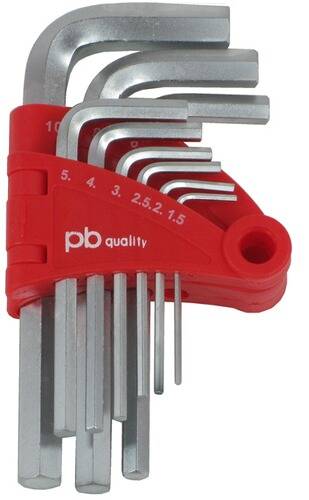 Ein Satz silberner Sechskantschlüssel in verschiedenen Größen, organisiert in einem roten Halter, mit Größen von 1,5 bis 10, mit der Aufschrift „pb quality